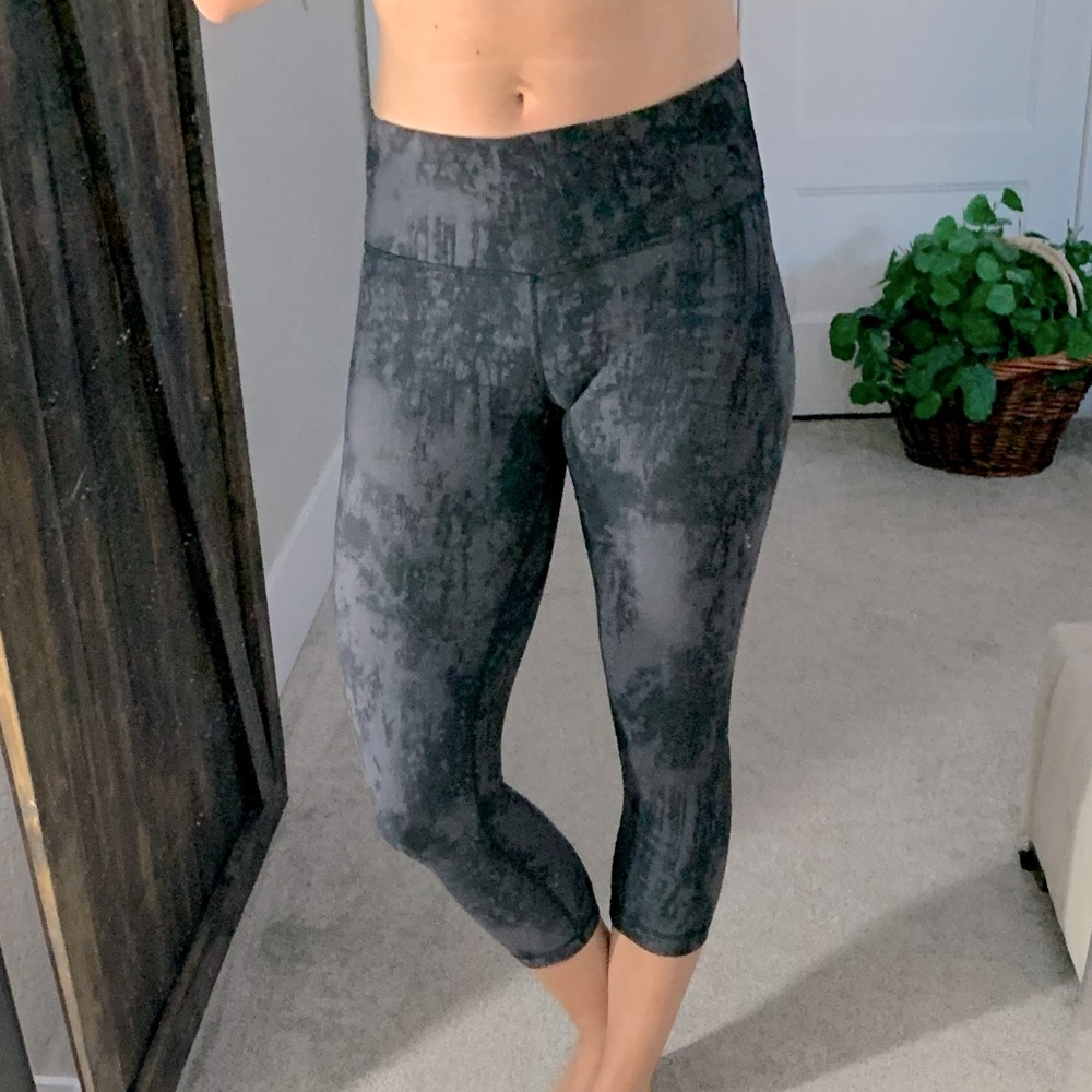 LuLulemon Gray and Black Tie Dye Cropped Leggings